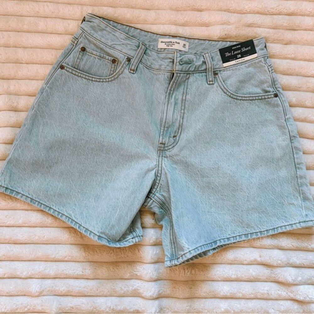 NWT Abercrombie High Rise Loose Short size 28
